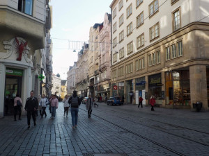 Brno se obléká do vánočního. Ulice města zaplavily girlandy ve tvaru sněhových vloček