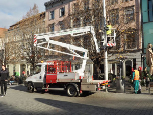 Brno se obléká do vánočního. Ulice města zaplavily girlandy ve tvaru sněhových vloček