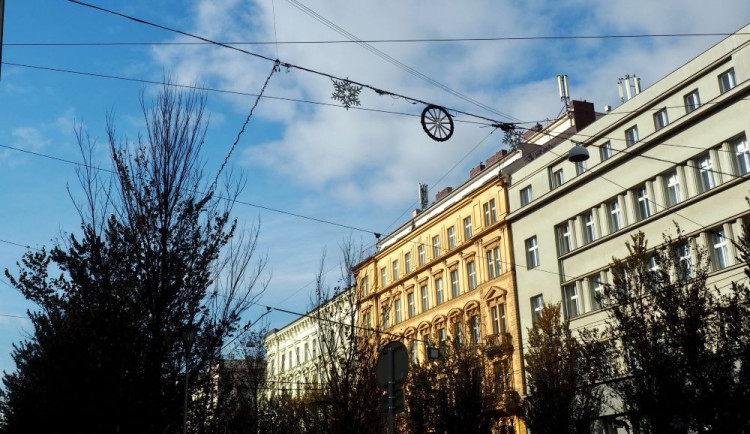 Brno se obléká do vánočního. Ulice města zaplavily girlandy ve tvaru sněhových vloček