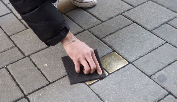 Brno si čištěním kamenů zmizelých připomíná tragédie Křišťálové noci