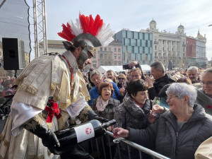 Tisíce lidí v Brně vítaly svatého Martina. Rozlil jim první letošní víno