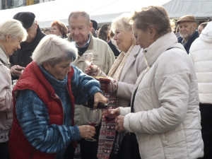Tisíce lidé v Brně vítaly svatého Martina. Rozlil jim první letošní víno