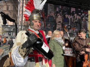 Tisíce lidé v Brně vítaly svatého Martina. Rozlil jim první letošní víno