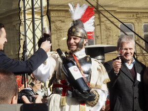 Tisíce lidé v Brně vítaly svatého Martina. Rozlil jim první letošní víno