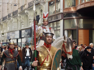 Tisíce lidé v Brně vítaly svatého Martina. Rozlil jim první letošní víno