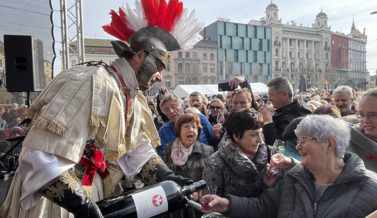 Tisíce lidé v Brně vítaly svatého Martina. Rozlil jim první letošní víno