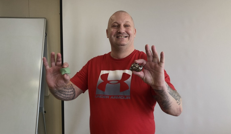 Josef Ondráček s cementovým spacerem (vlevo) a titanovým implantátem (vpravo)