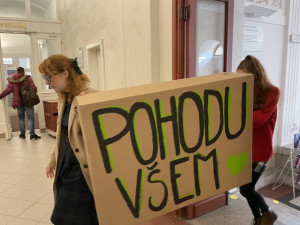 Studenti z Brna okupují školu kvůli klimatu. Běžte spát jinam, vyhání je děkan