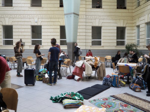 Studenti z Brna okupují školu kvůli klimatu. Běžte spát jinam, vyhání je děkan