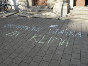 Studenti z Brna okupují školu kvůli klimatu. Běžte spát jinam, vyhání je děkan