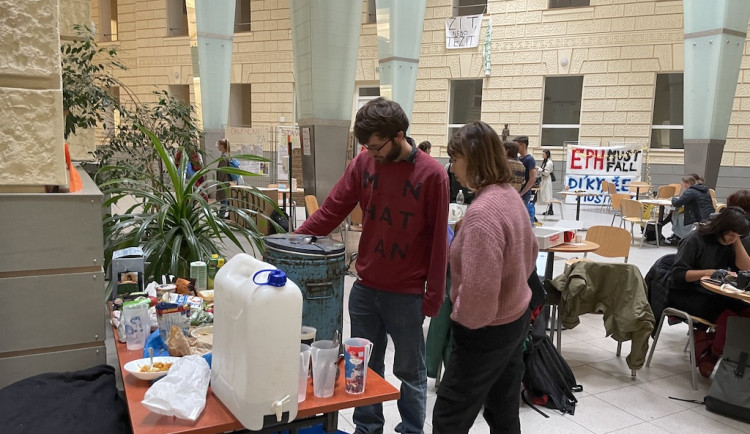 Nejsme aktivisté a v noci nám nebyla zima, chválí si mladí klimatickou stávku v Brně