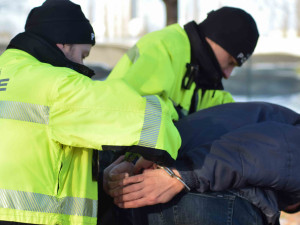 Muž v Brně kopal a mlátil do mladé vozíčkářky