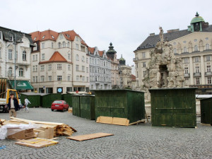 Brno se chystá na Vánoce. Dělníci staví stánky a na Zelňáku už mají strom
