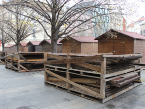 Brno se chystá na Vánoce. Dělníci staví stánky a na Zelňáku už mají strom