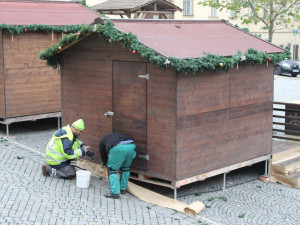 Brno se chystá na Vánoce. Dělníci staví stánky a na Zelňáku už mají strom