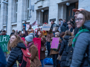 Klimatičtí okupanti z Brna si zakřičeli proti šéfovi Sparty a šli spát domů
