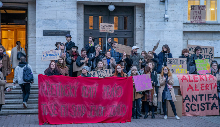 Konec okupace školy. Studenti z Brna po demonstraci proti šéfovi Sparty šli spát domů