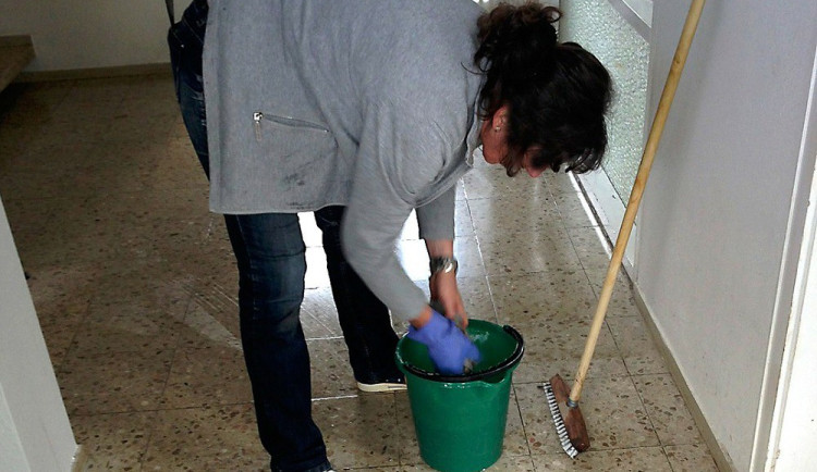 Uklízečky z ciziny si v Brně zabouchly na balkoně. Vylezly na střechu a křičely