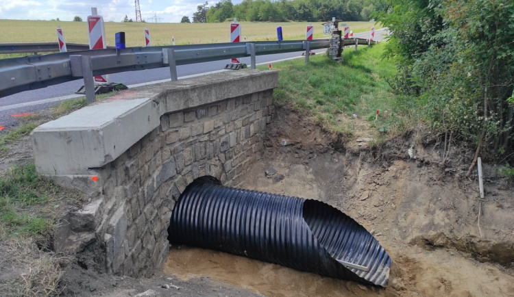 Silničáři opravili po čtvrt roce na výpadovce ze Znojma do Jihlavy propustky