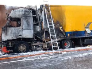 Na dálnici D1 u Brna shořel kamion plný banánů