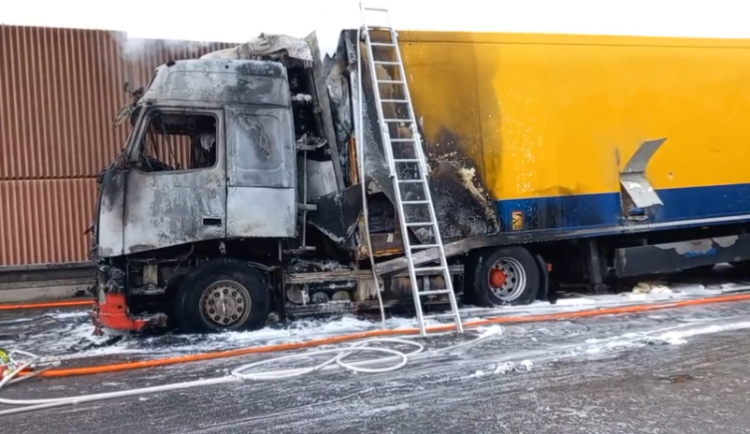 Kamion na dálnici zachvátily plameny