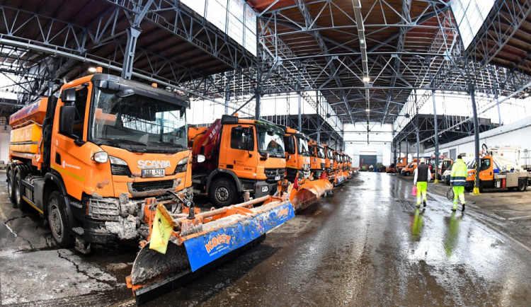 Brno poslalo do ulic kvůli namrzání silnic všechny sypače