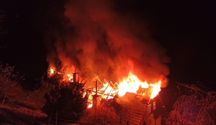 FOTO: Požár rodinného domu v Českém Dubu. Podkroví pohltily plameny