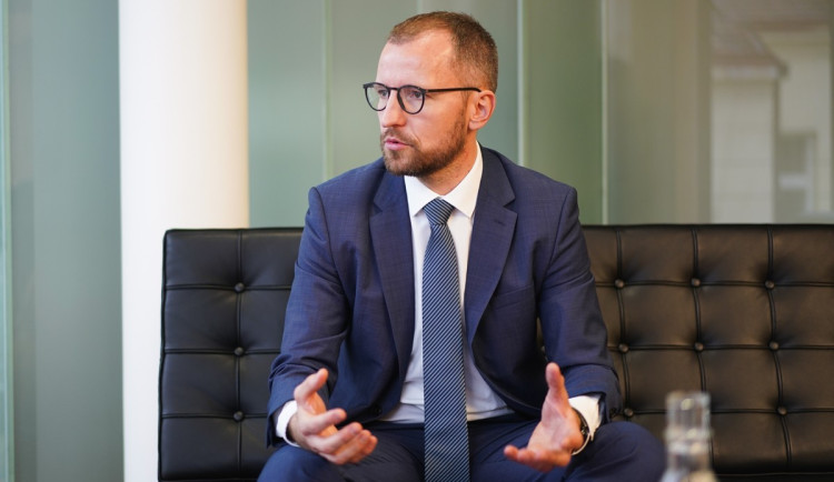 Městských částí je moc, prospěla by redukce, říká nový starosta Prahy 6 Jakub Stárek