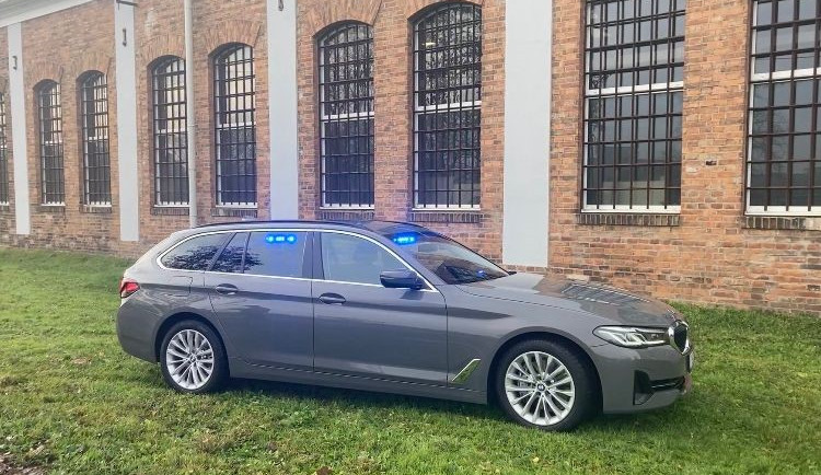 Nové policejní auto v civilních barvách dohlédne na piráty silnic. Nejčastěji bude brázdit D11