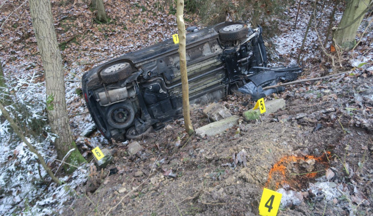 Auto u Železného Brodu skončilo převrácené v příkopu. Řidička jela příliš rychle