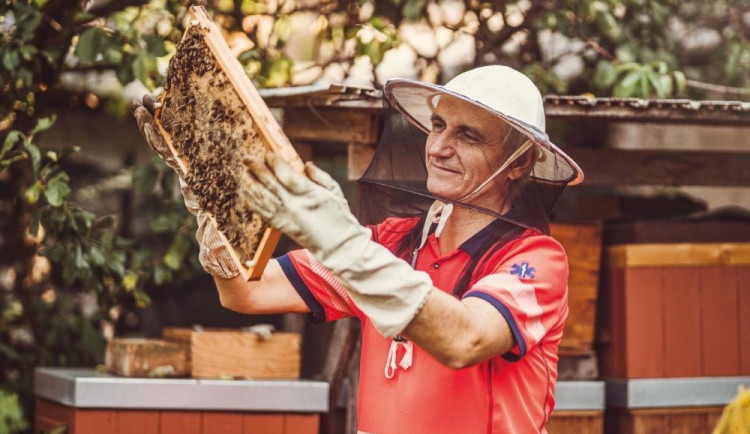 Jihomoravští záchranáři pózovali s hadem i včelami. Vyrobili kalendář