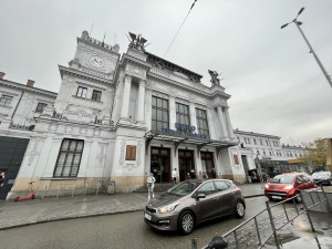 Brněnské nádraží je o něco přívětivější. V secesním sále se prodává drogistické zboží