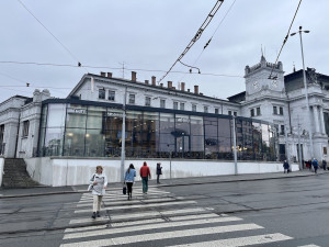 Brněnské nádraží je o něco přívětivější. V secesním sále se prodává drogistické zboží