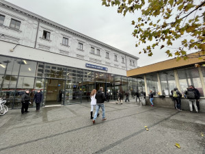 Brněnské nádraží je o něco přívětivější. V secesním sále se prodává drogistické zboží