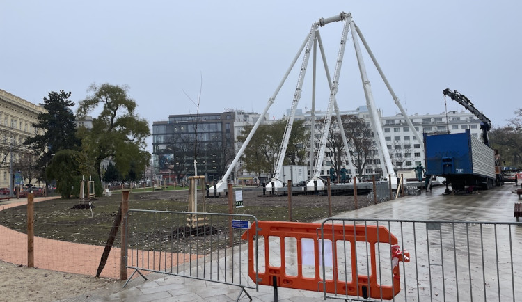 Stavba vyhlídkového kola uzavřela lidem v Brně cestu opraveným Moravským náměstím