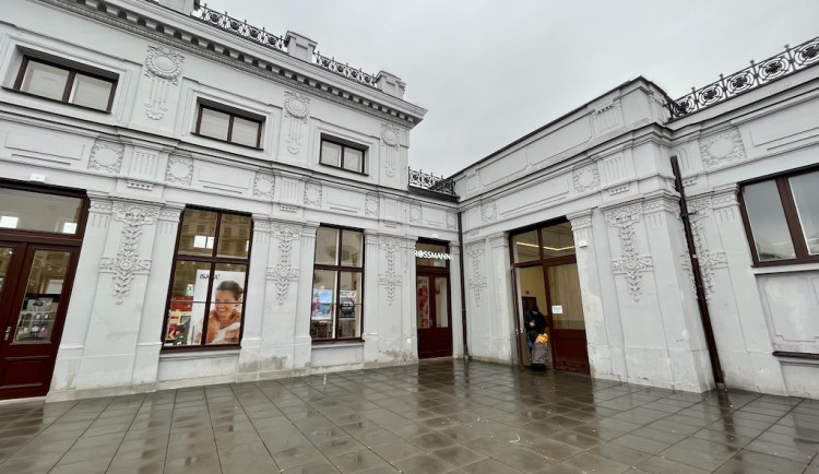 Brněnské nádraží je o něco přívětivější. V secesním sále se prodává drogistické zboží