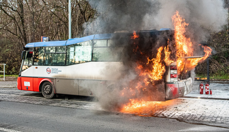 VIDEO: V Praze hořel autobus. Škoda je půl milionu