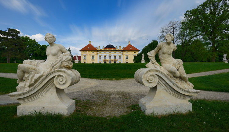 Na slavkovský zámek se vrací vzácné barokní sochy, kterým chyběly prsty