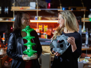 Jitka Hvězdová tvoří z odpadu vánoční ozdoby i šperky. Díky 3D tisku