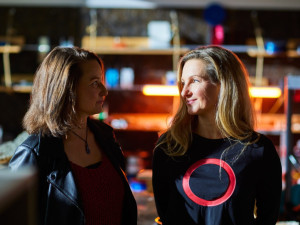 Jitka Hvězdová tvoří z odpadu vánoční ozdoby i šperky. Díky 3D tisku