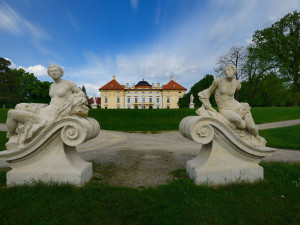 Na slavkovský zámek se vrací vzácné barokní sochy, kterým chyběly prsty