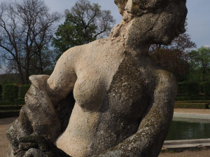 Na slavkovský zámek se vrací vzácné barokní sochy, kterým chyběly prsty