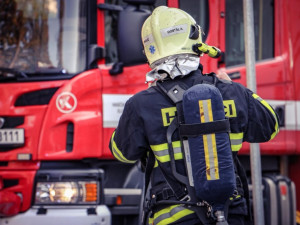 V hořícím domě na Brněnsku hasiči našli mrtvou ženu a zraněného muže. Policie vyšetřovala vraždu