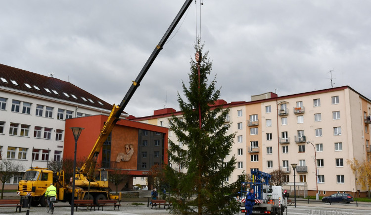 Je to koště, stěžují si lidé v Blansku na vánoční strom. Přidává se i starosta