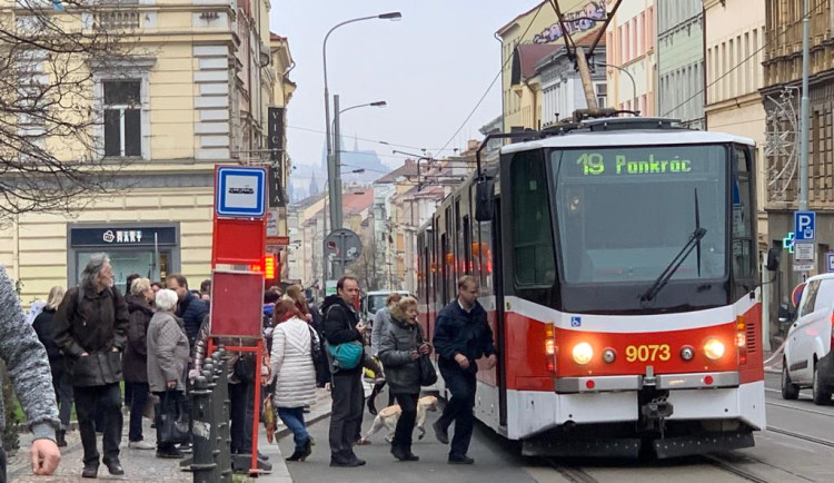 VIDEO: Provoz na páteřní tramvajové lince Žižkovem komplikují opravy vodovodu