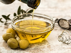 Potravináři si posvítili na kvalitu olivových olejů. Zklamala polovina