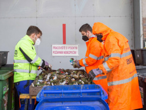 Brněnští vědci se dívají lidem na sídlištích do odpadků. Řeší vyhazování jídla