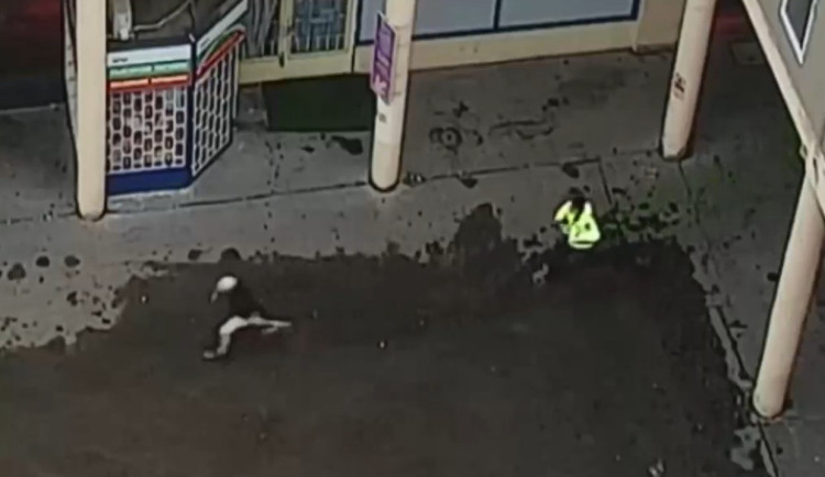 VIDEO: Muž utíkal strážníkům. Když ho chytili, dostal zákaz pobytu v Praze