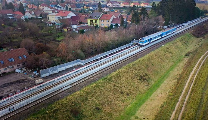 Trať do Brna bude moderní a elektrizovaná. Železničáři natahují dráty
