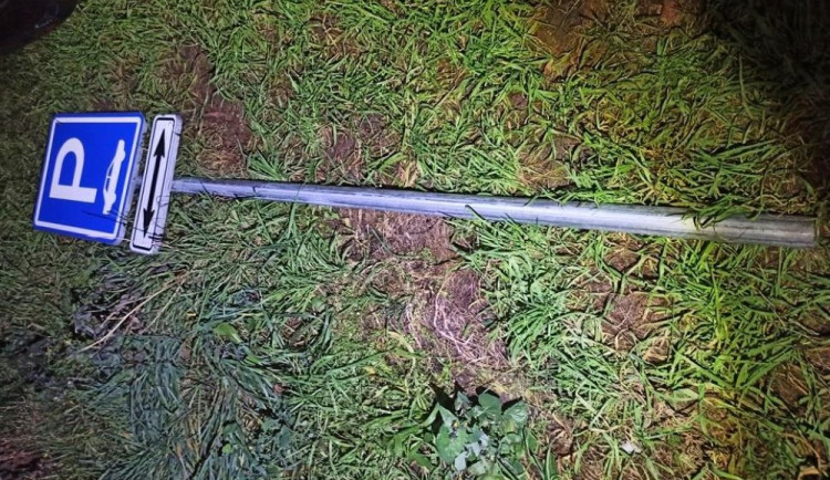 Důchodce si chtěl odvézt domů dopravní značku. Strážníci ho nutili vrátit ji zpět na své místo